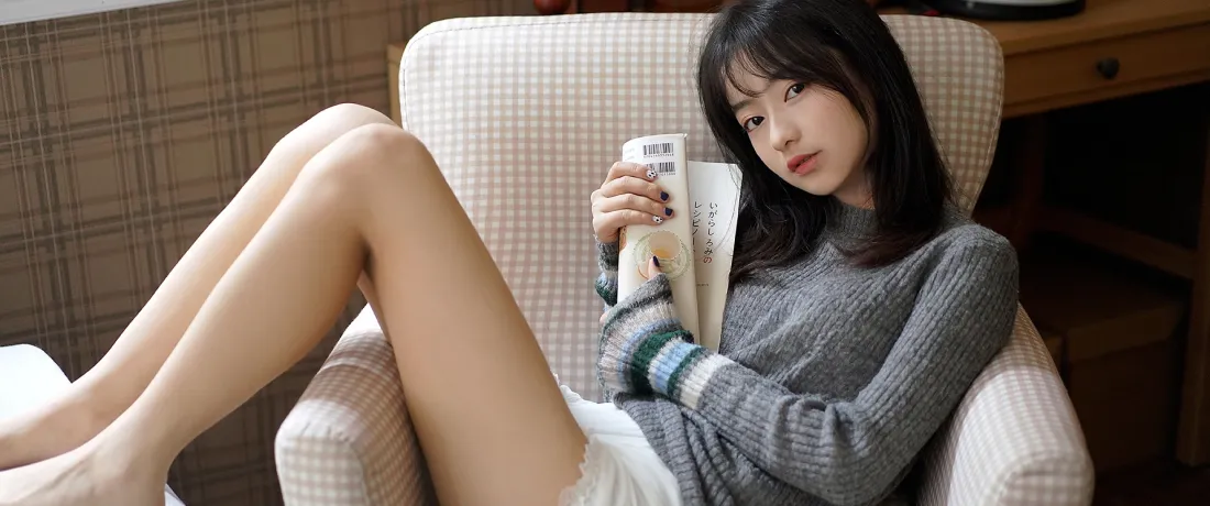 3k居家少女壁纸｜休闲沙发背景图片 - 慵懒氛围感「哲风壁纸」
