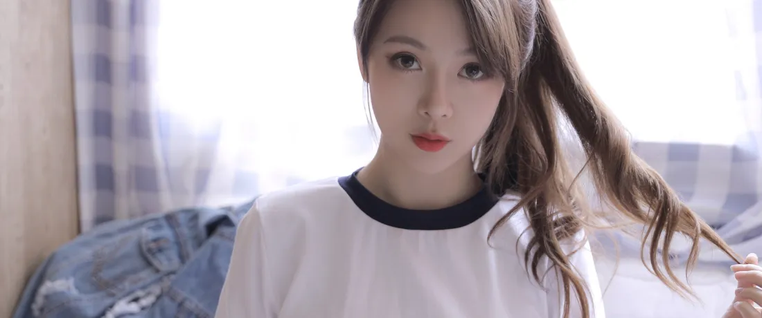 3k卷发气质美女壁纸｜居家室内背景图片 - 简约休闲风格「哲风壁纸」