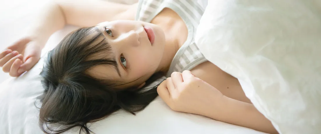 3k长发美女壁纸｜居家卧床背景图片 - 清新氛围感「哲风壁纸」