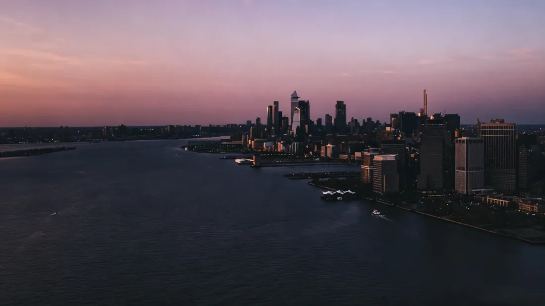 3k城市滨江黄昏壁纸｜高楼水岸背景图片 - 治愈氛围感风光「哲风壁纸」
