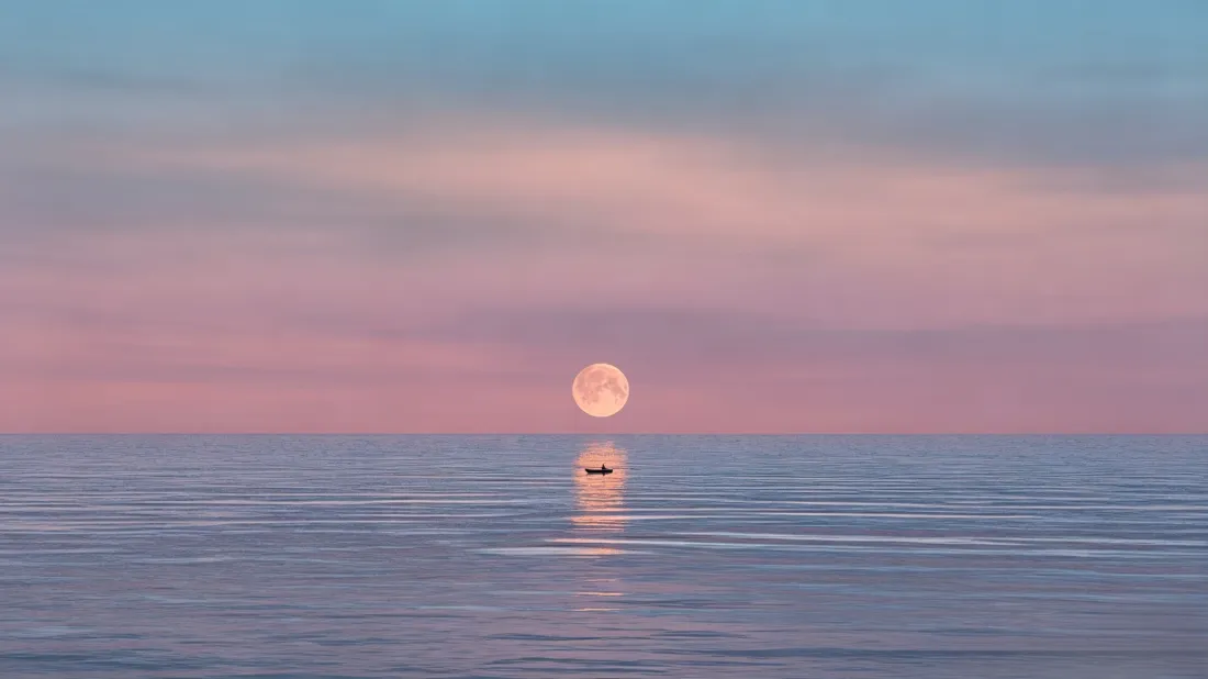 3k海上月升壁纸｜海面晚霞背景图片 - 治愈自然风景「哲风壁纸」