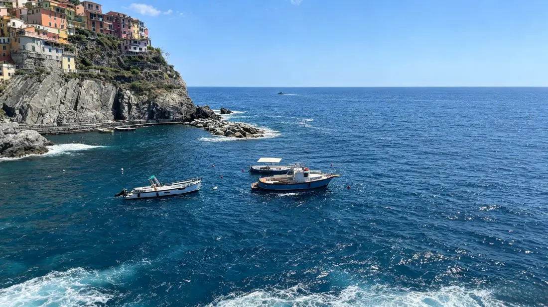 3k海边小镇壁纸｜蔚蓝大海背景图片 - 治愈风光「哲风壁纸」