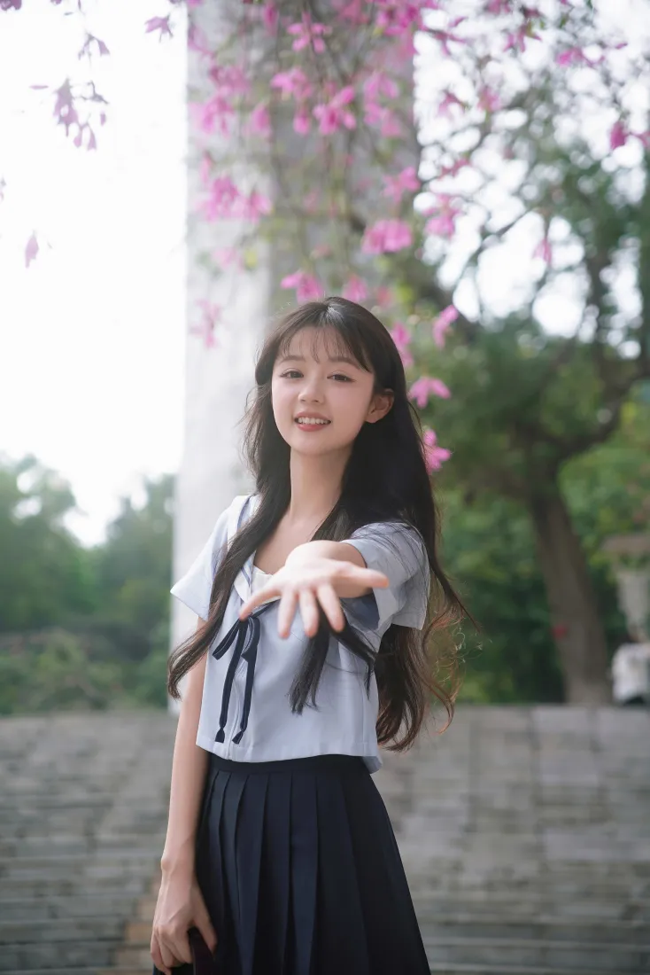 清纯长发少女手机壁纸｜户外花树背景图片 - 青春活力「哲风壁纸」