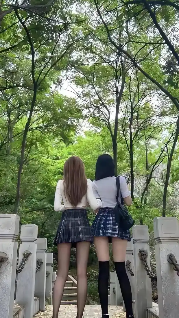 JK美女手机壁纸｜林间石阶背景图片 - 双人背影「哲风壁纸」
