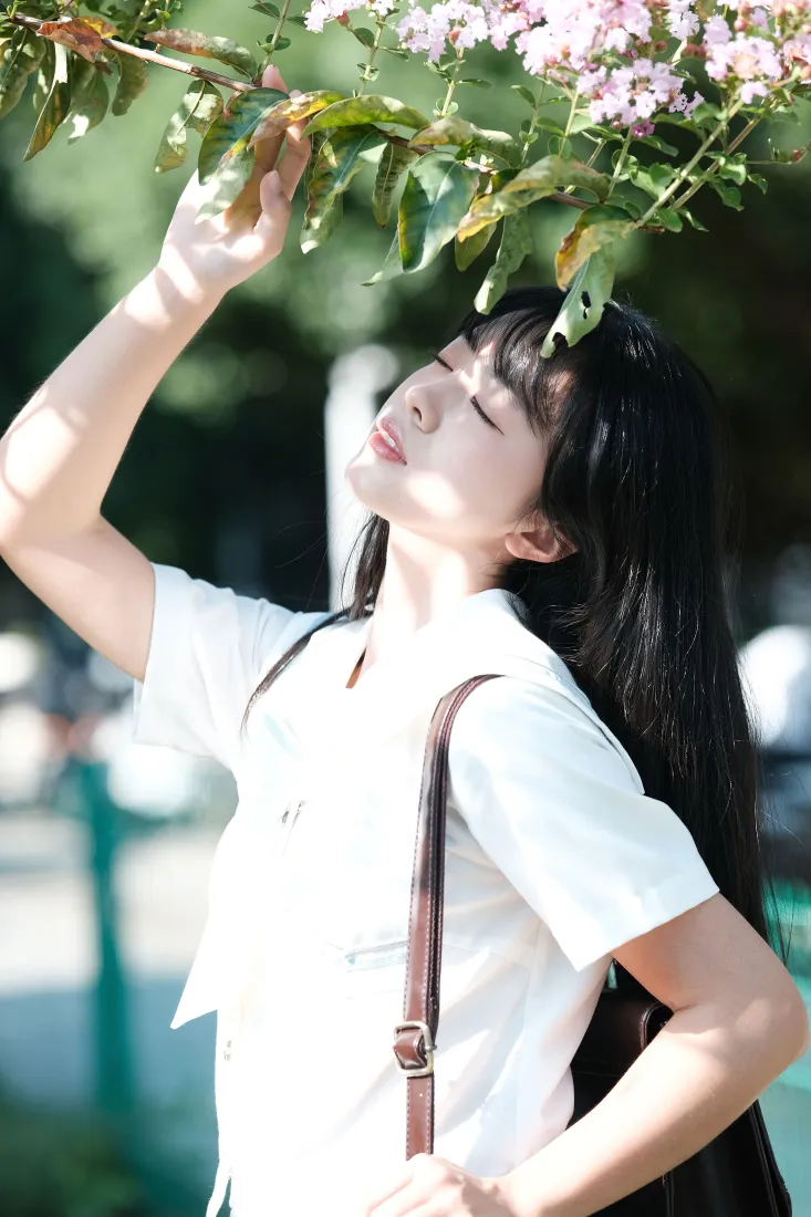 JK少女手机壁纸｜夏日花下背景图片 - 清新学生写真「哲风壁纸」