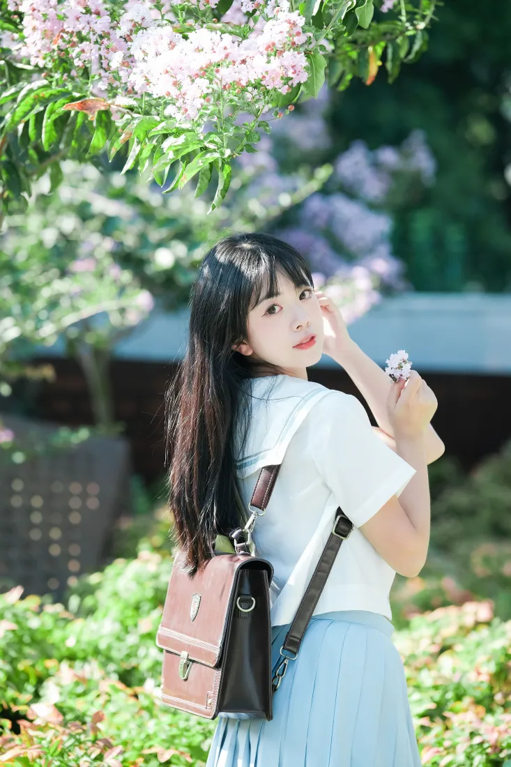 清纯少女手机壁纸｜繁花绿野背景图片 - 青春靓丽甜美「哲风壁纸」
