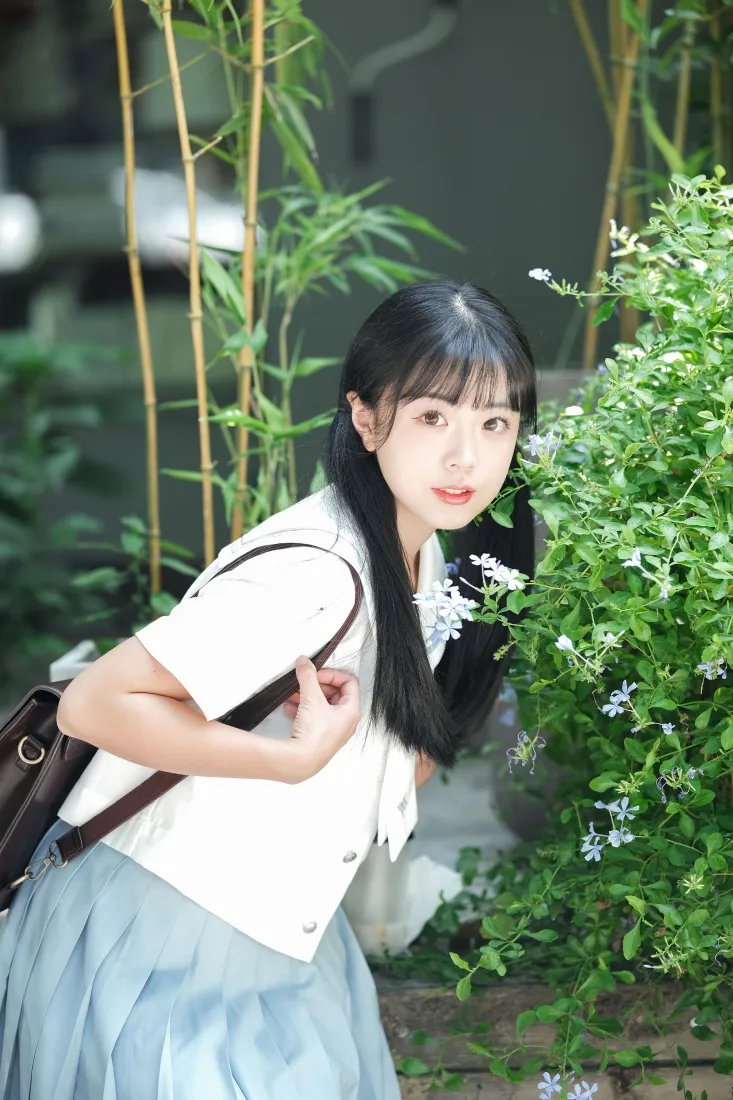 清纯少女手机壁纸｜户外绿植背景图片 - 靓丽学生写真「哲风壁纸」