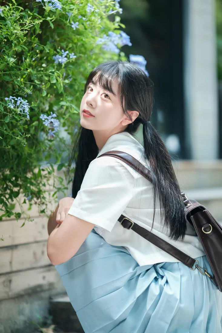青春靓丽少女手机壁纸｜户外绿植背景图片 - 清新人像写真「哲风壁纸」