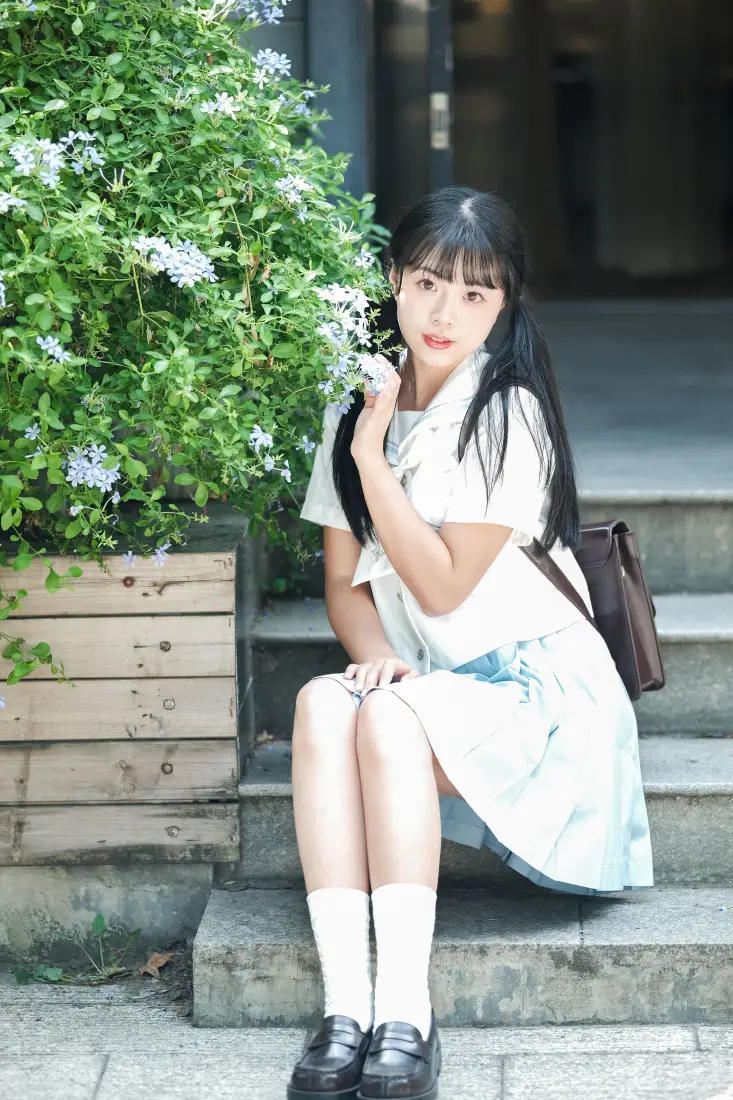 青春少女手机壁纸｜户外石阶绿植背景图片 - 靓丽学生写真「哲风壁纸」