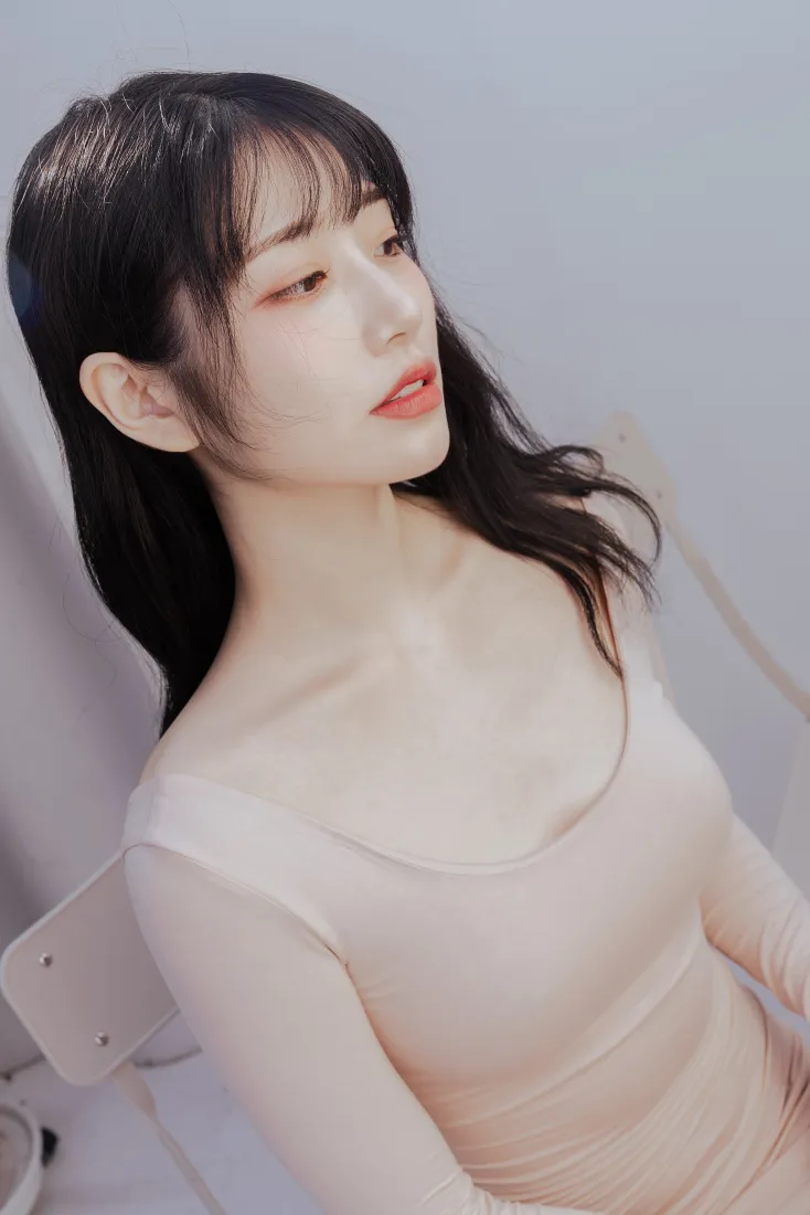 纯欲美女手机壁纸｜浅灰简约背景图片 - 温柔气质人像「哲风壁纸」