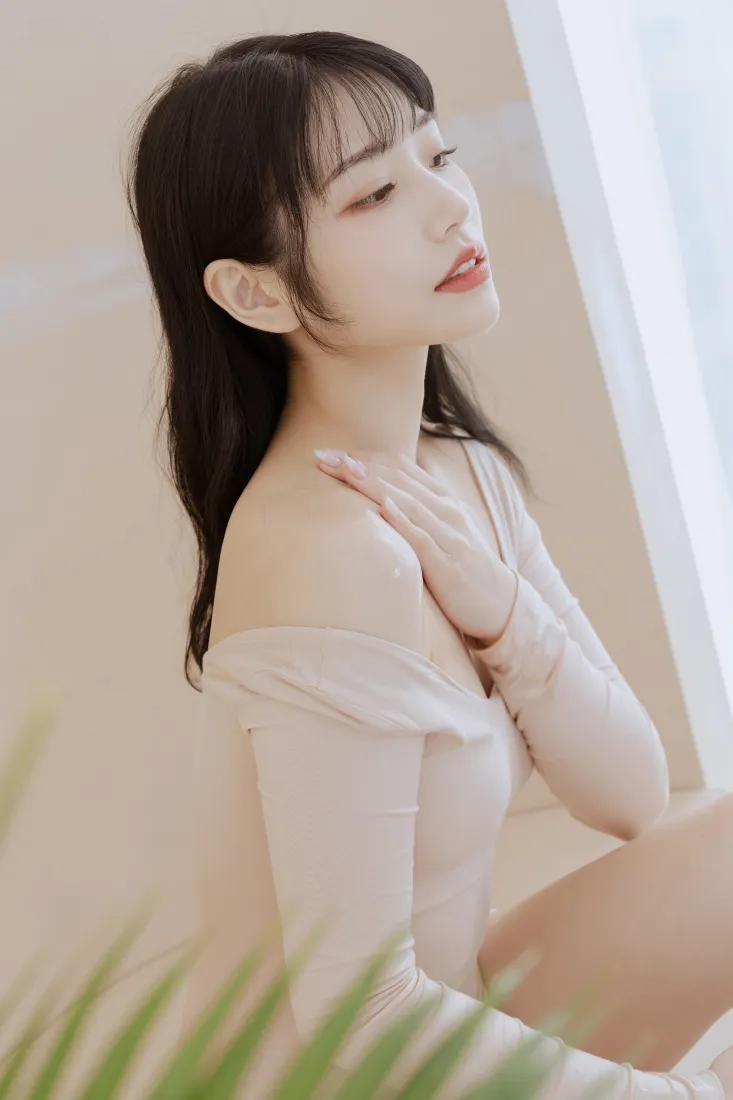 纯欲美女手机壁纸｜浅色露肩穿搭背景图片 - 温柔室内人像「哲风壁纸」
