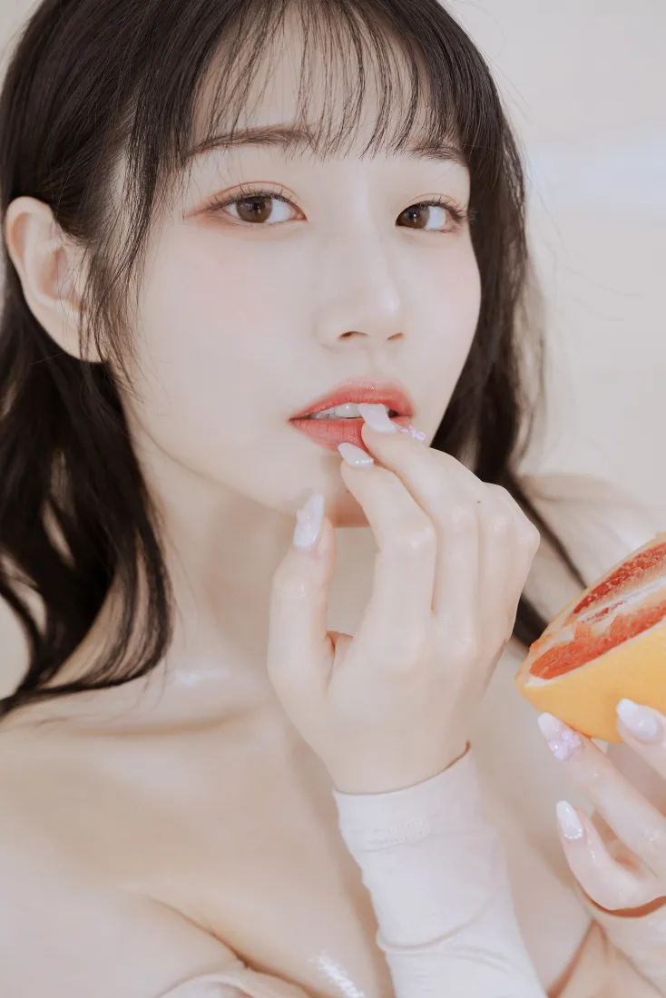 纯欲美女手机壁纸｜居家简约背景图片 - 西柚氛围感写真「哲风壁纸」