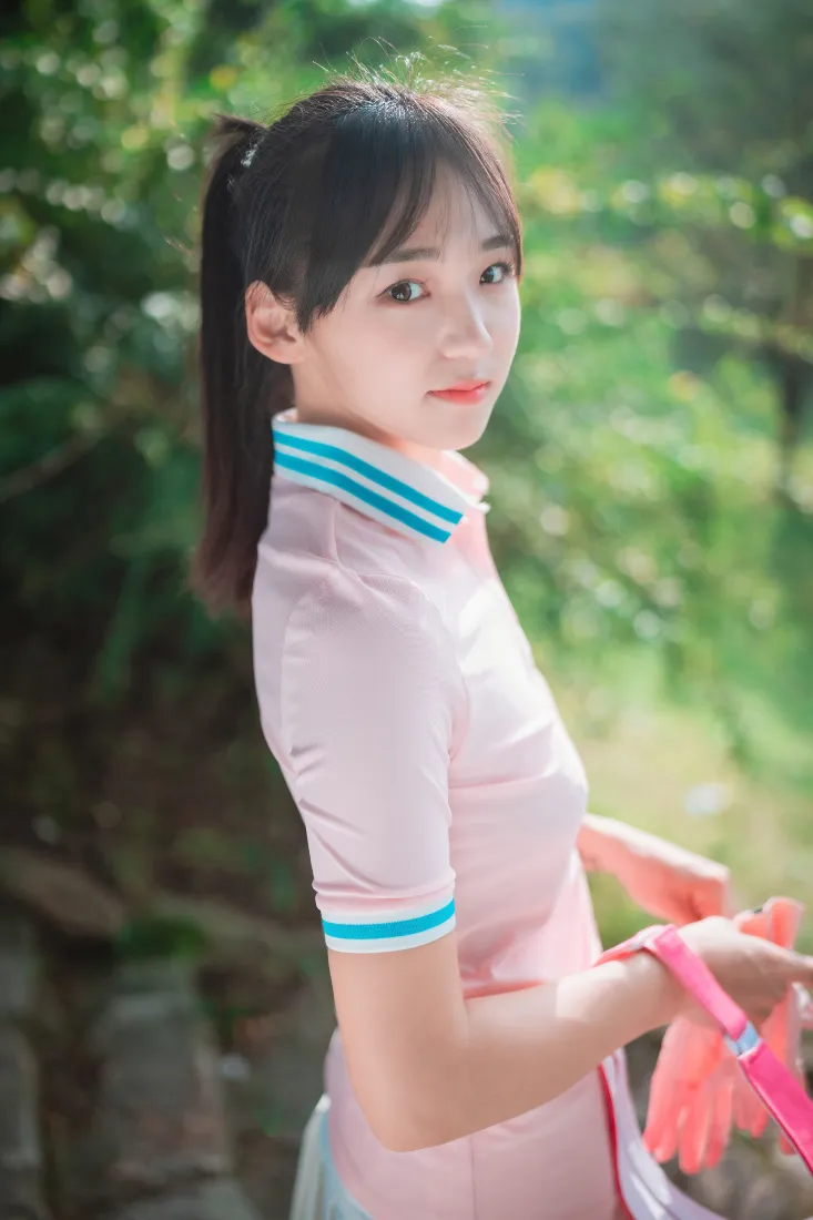 高马尾清纯少女手机壁纸｜户外绿植背景图片 - 清新人像「哲风壁纸」