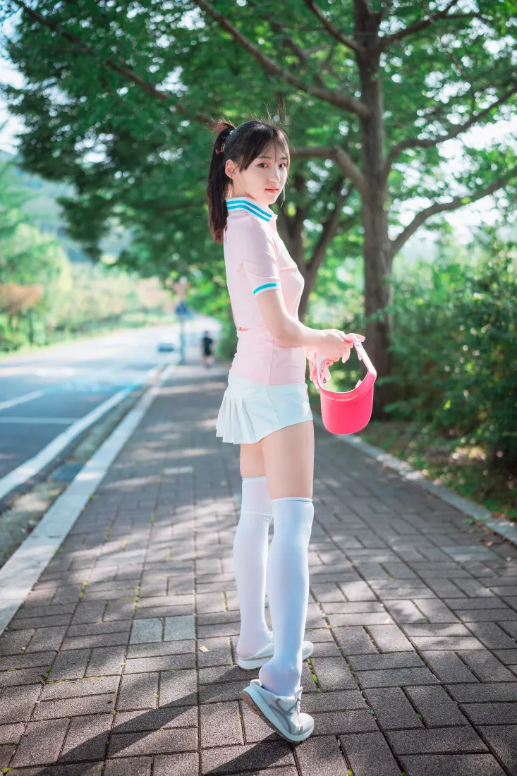 日系少女手机壁纸｜林荫户外背景图片 - 清新运动风穿搭「哲风壁纸」