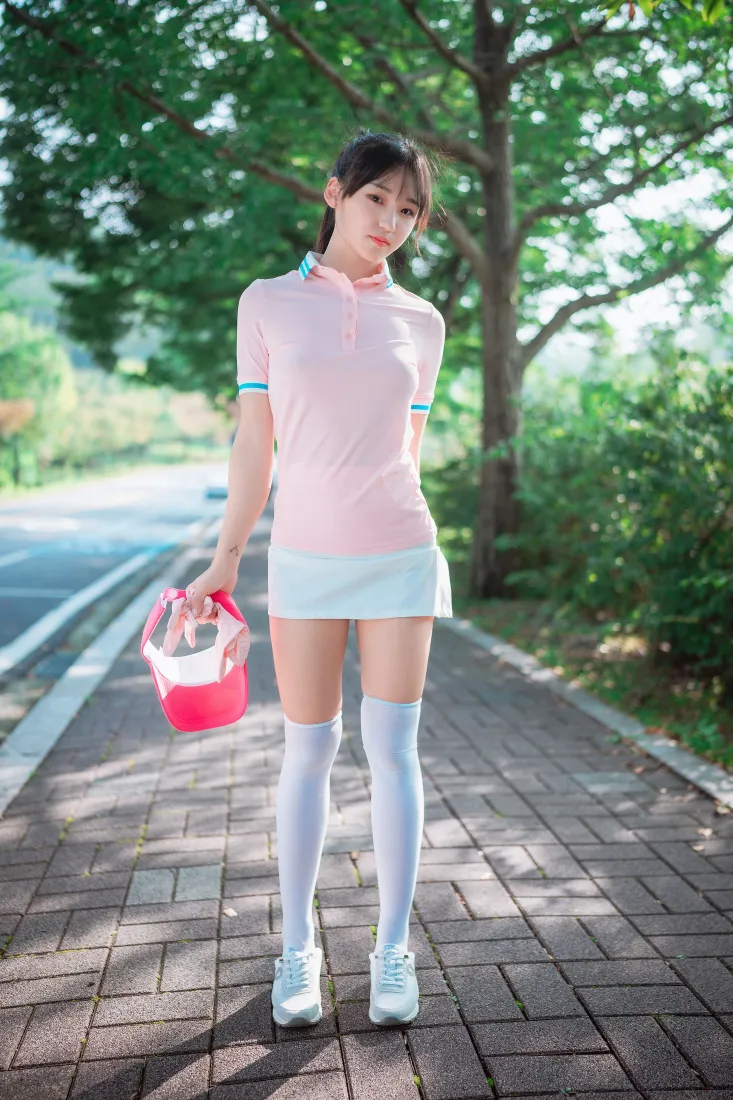 日系运动少女手机壁纸｜户外林荫道背景图片 - 甜美休闲穿搭「哲风壁纸」