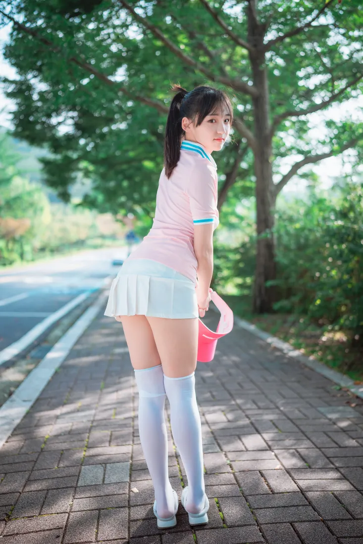 日本马尾女孩手机壁纸｜林荫步道背景图片 - 清新甜美穿搭「哲风壁纸」