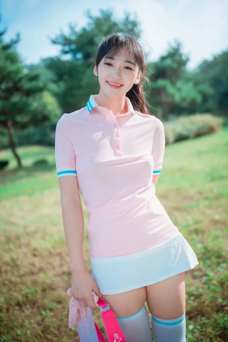 日系甜美少女手机壁纸｜户外草地背景图片 - 粉色运动穿搭「哲风壁纸」