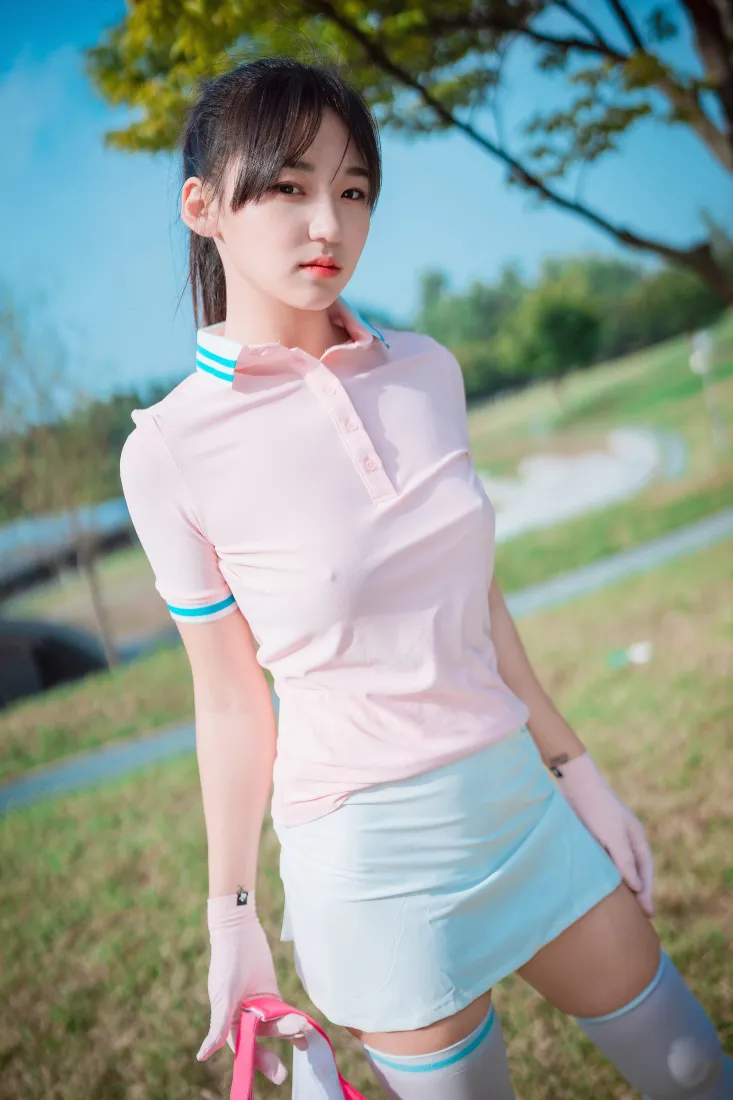 日系美女手机壁纸｜户外草地背景图片 - 清新甜美穿搭写真「哲风壁纸」