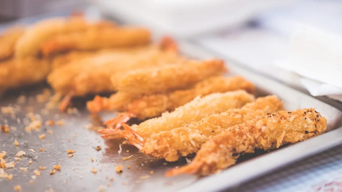 4k天妇罗炸虾壁纸｜金黄美食背景图片 - 酥脆日式小吃「哲风壁纸」