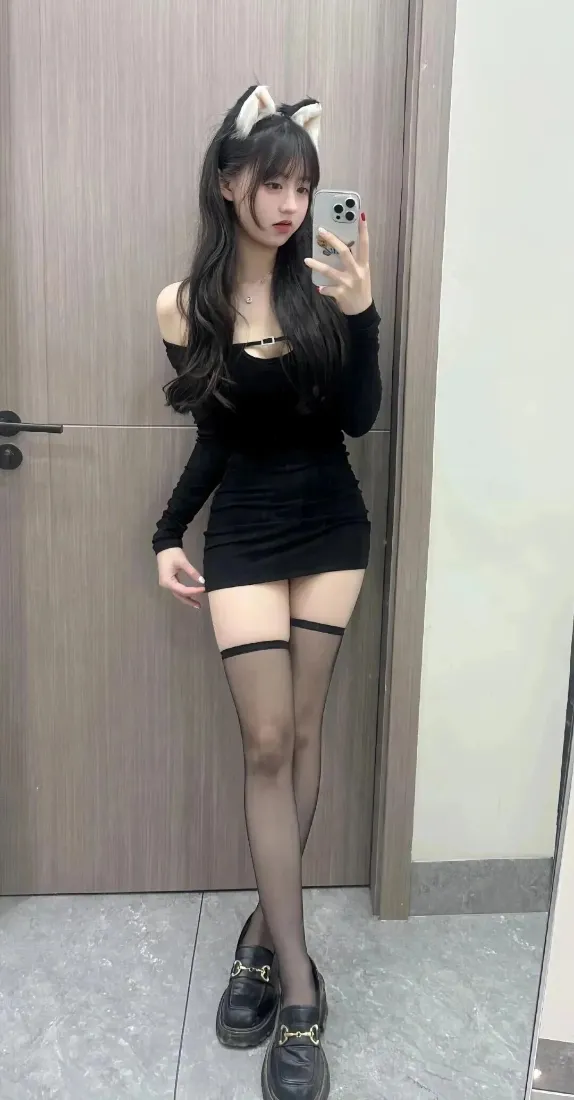 猫耳美女手机壁纸｜黑色露肩裙对镜自拍背景图片 - 高清人像「哲风壁纸」