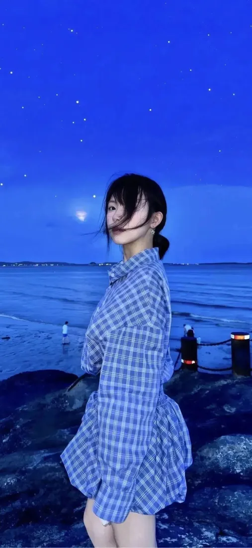 海边氛围感美女手机壁纸｜蓝色星空大海背景图片 - 高清人像「哲风壁纸」