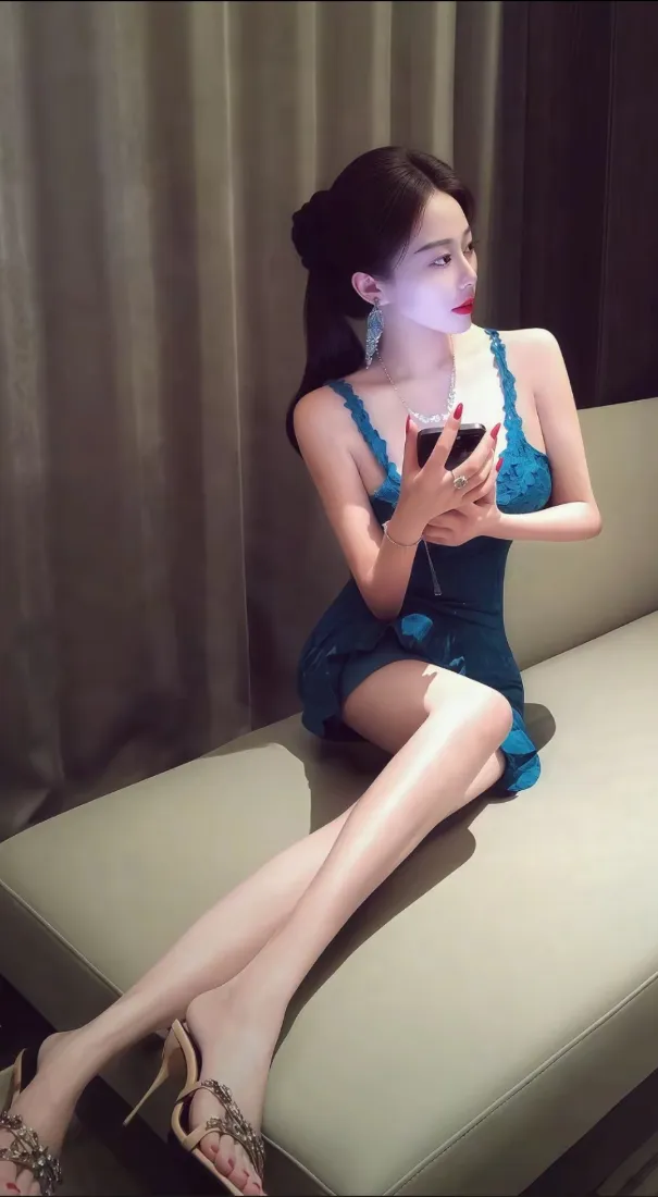性感美女手机壁纸｜蓝色吊带裙背景图片 - 大长腿时尚写真「哲风壁纸」