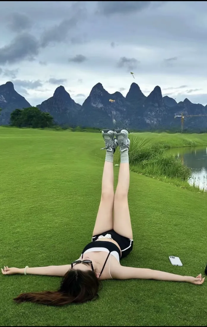 性感美女手机壁纸｜青山草地背景图片 - 大长腿户外写真「哲风壁纸」