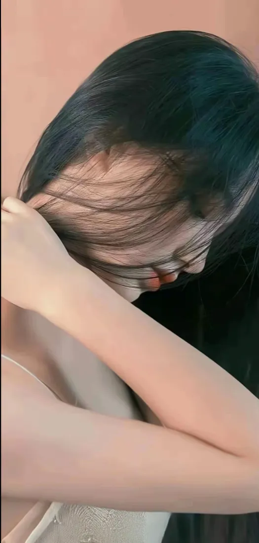 性感美女手机壁纸｜暖粉色背景图片 - 黑长直捂脸气质女生「哲风壁纸」
