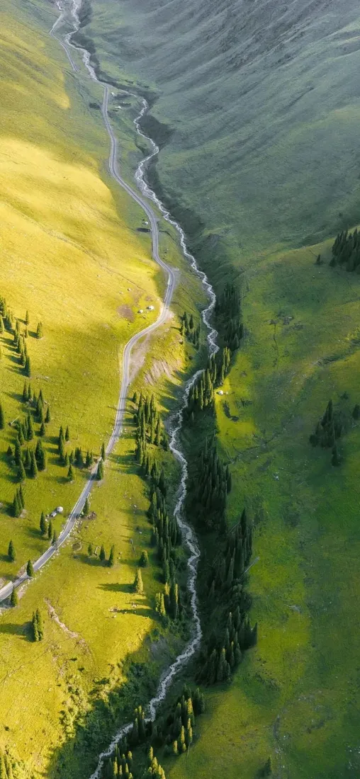 航拍草原山谷溪流手机壁纸｜青绿草甸背景图片 - 清新自然风景「哲风壁纸」
