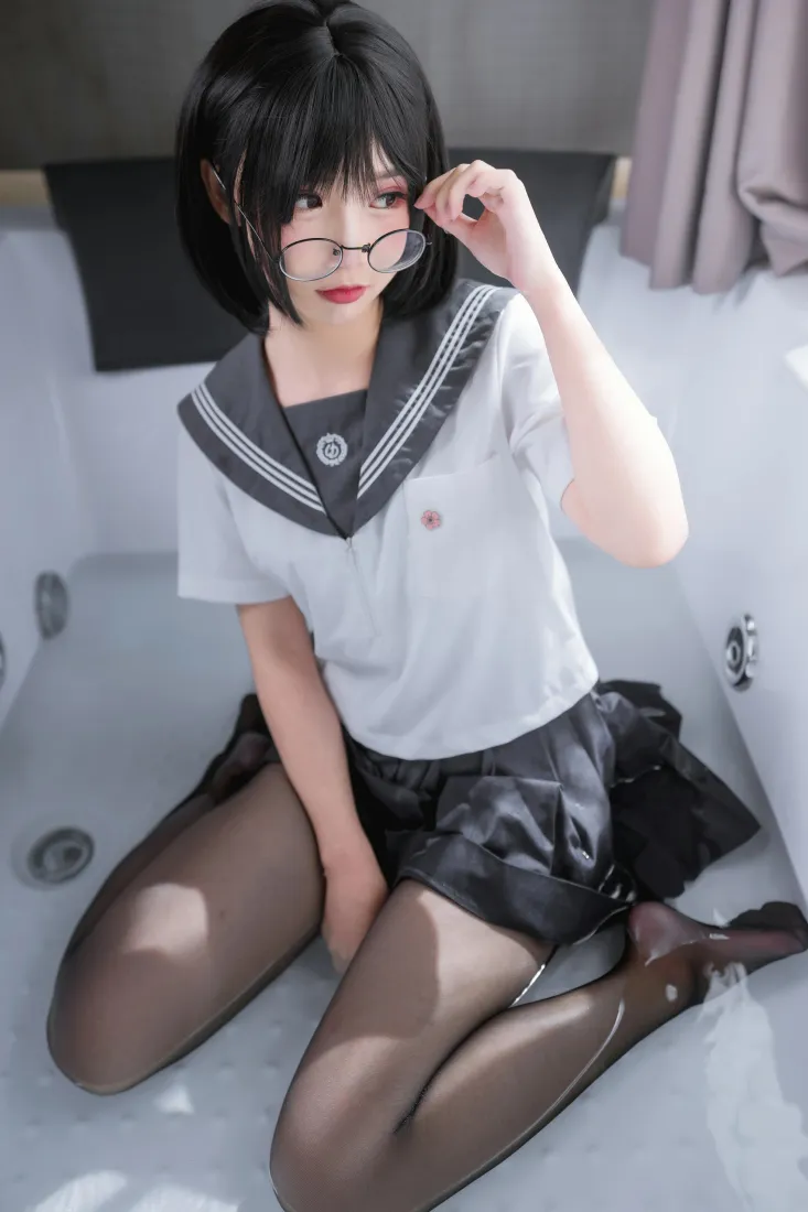 面饼仙儿JK手机壁纸｜少女写真背景图片 - 黑丝眼镜造型「哲风壁纸」