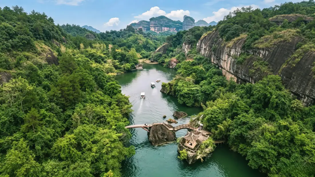 3k青山峡谷壁纸｜河流游船石桥背景图片 - 山林绿植自然美景「哲风壁纸」