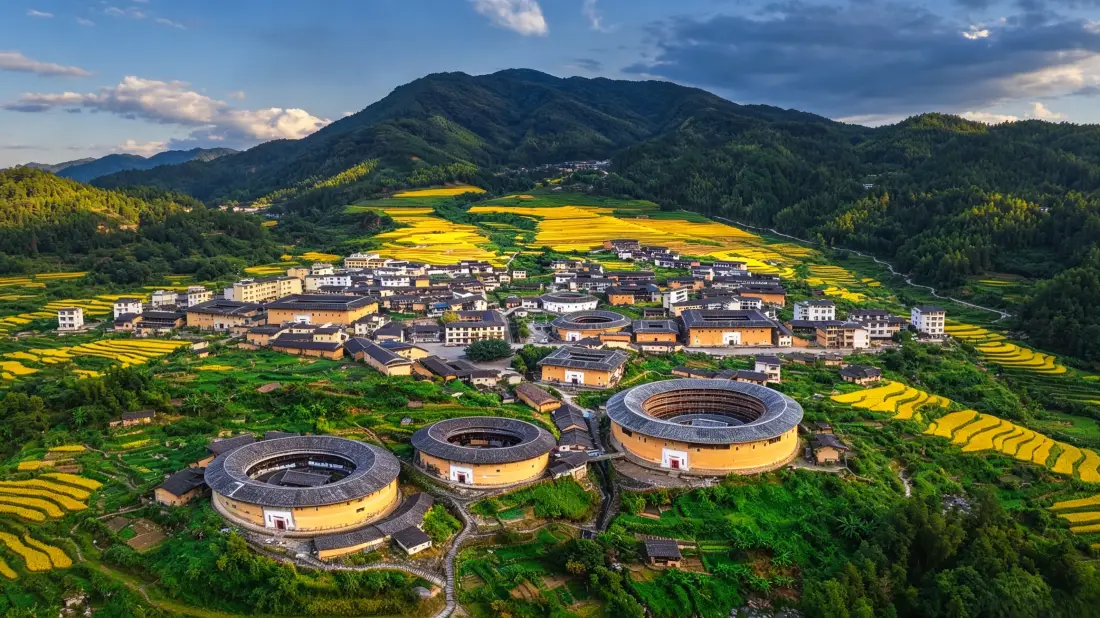 3k福建土楼壁纸｜油菜花田村落背景图片 - 客家传统民居风光「哲风壁纸」