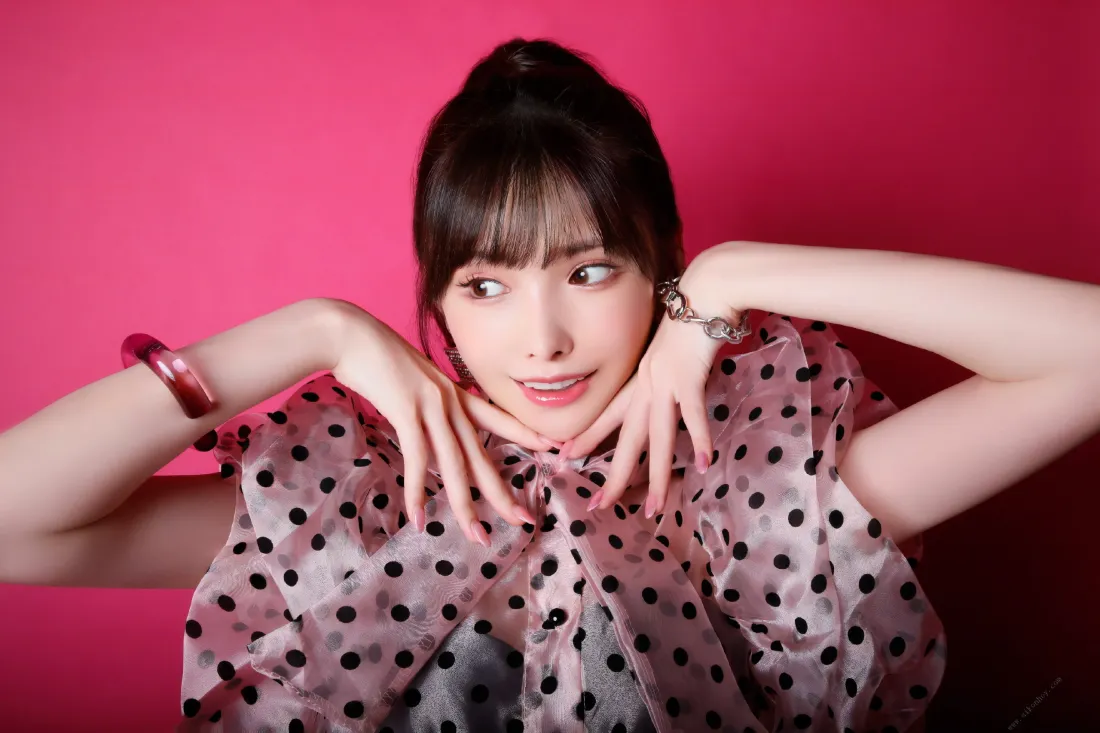 3k高马尾美女壁纸｜玫红背景图片 - 波点上衣时尚写真「哲风壁纸」
