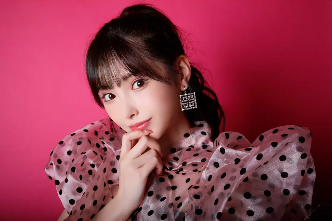 3k甜美美女壁纸｜玫红纯色背景图片 - 波点上衣时尚写真「哲风壁纸」