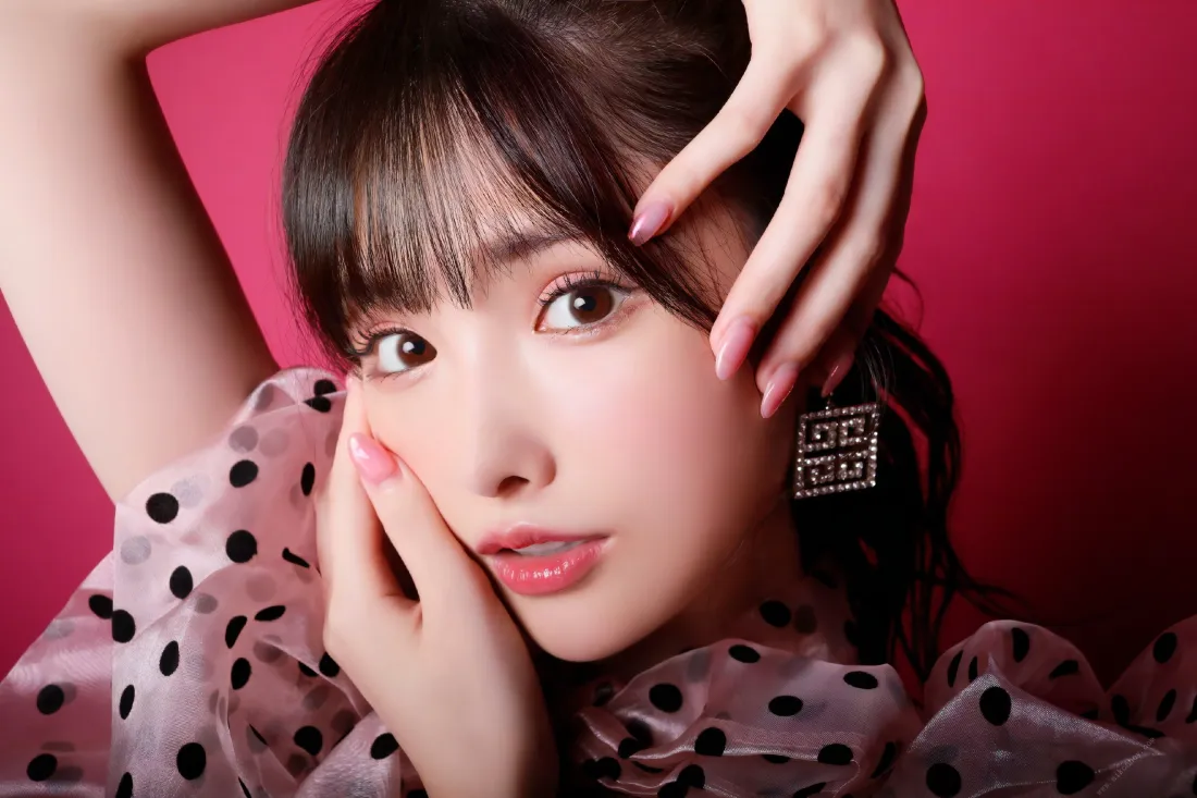 3k齐刘海甜系美女壁纸｜玫红色背景图片 - 时尚人像写真「哲风壁纸」