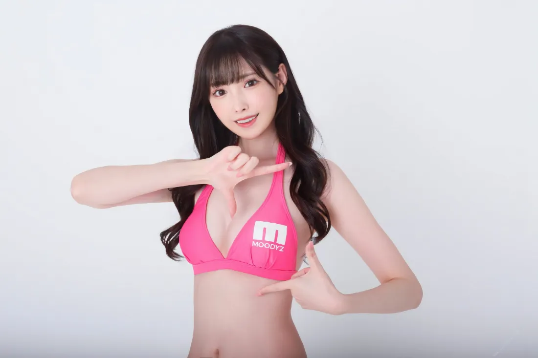 3k粉色泳衣美女壁纸｜纯白背景图片 - 甜美长发人像「哲风壁纸」