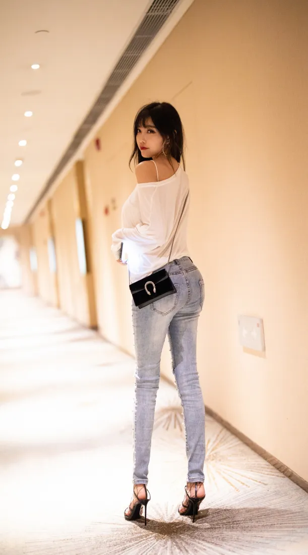 性感美女手机壁纸｜酒店走廊背景图片 - 大长腿时尚穿搭写真「哲风壁纸」