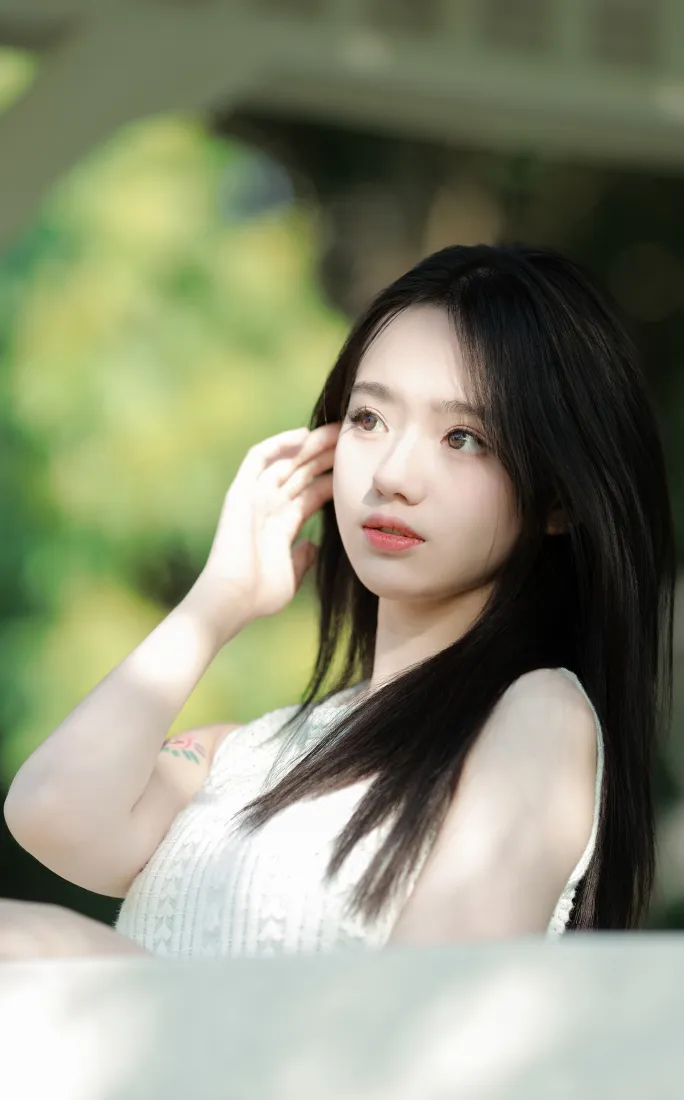 清纯少女手机壁纸｜户外绿植背景图片 - 可爱温柔女生「哲风壁纸」