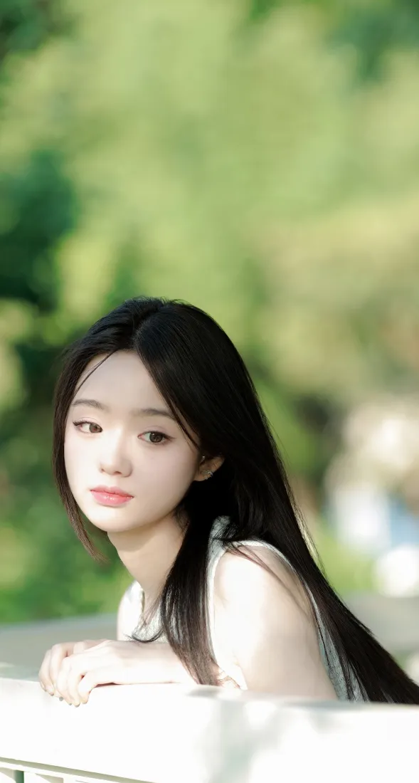 清纯少女手机壁纸｜户外绿植背景图片 - 可爱清新人像「哲风壁纸」