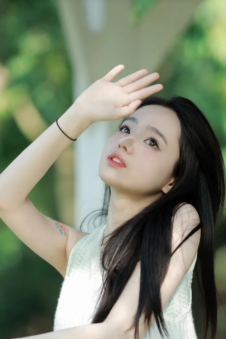 清纯少女手机壁纸｜户外绿荫背景图片 - 可爱女生「哲风壁纸」