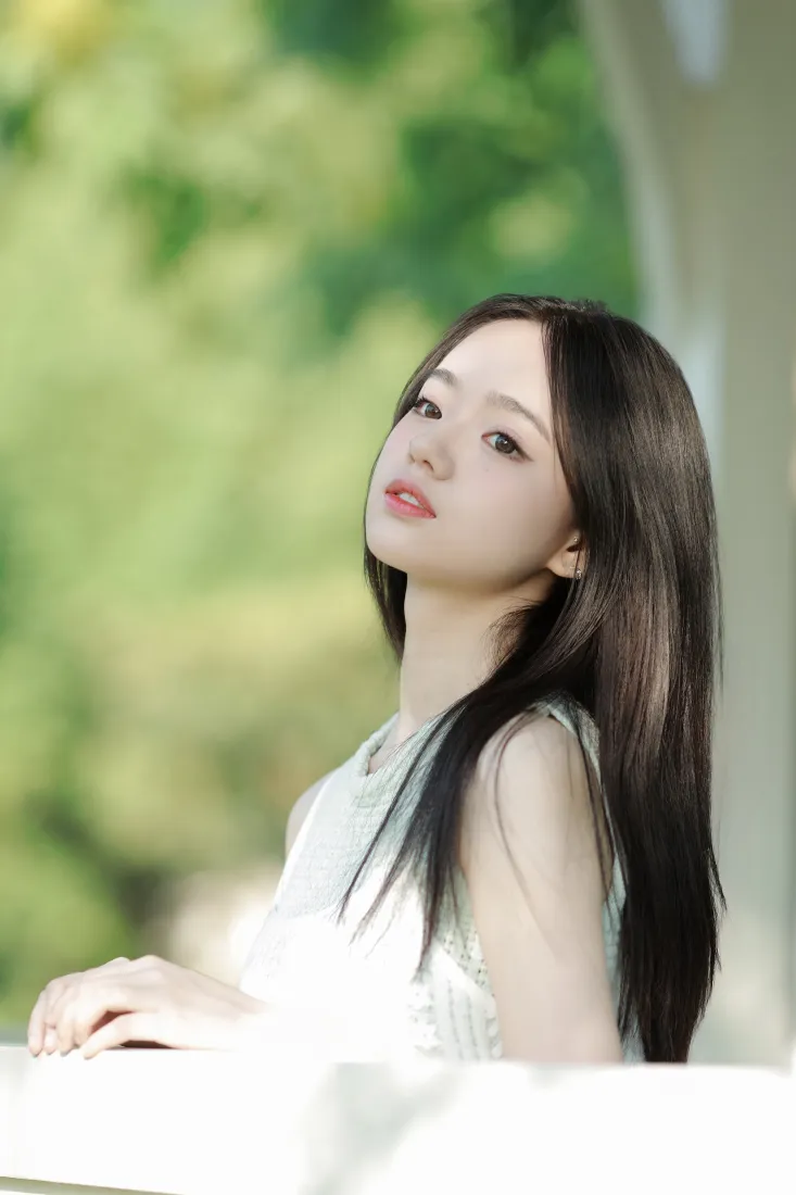 清纯少女手机壁纸｜户外清新绿植背景图片 - 可爱温柔人像「哲风壁纸」