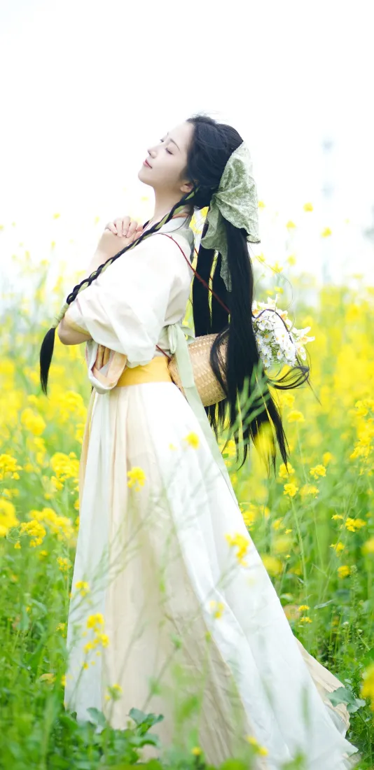 古装少女手机壁纸｜黄色花海背景图片 - 古风仙气写真「哲风壁纸」