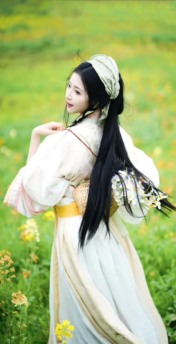 古装少女手机壁纸｜花海草地背景图片 - 清新古风写真「哲风壁纸」