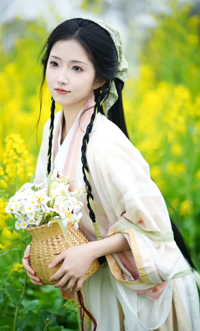 古装少女手机壁纸｜油菜花田背景图片 - 清新温婉古风人像「哲风壁纸」