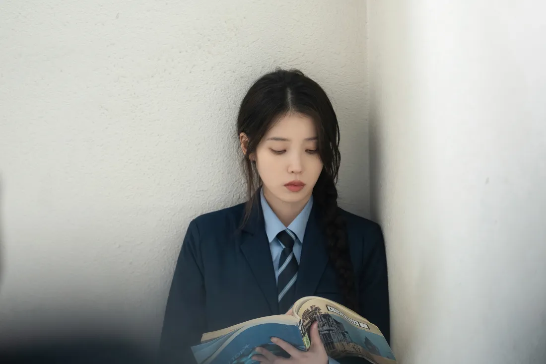 5kIU壁纸｜制服看书简约背景图片 - 清冷气质韩系美女「哲风壁纸」
