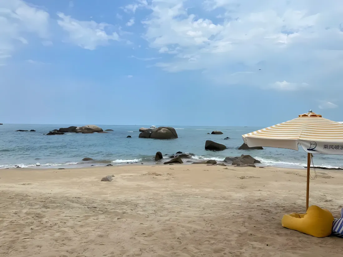 2k海边沙滩壁纸｜礁石蓝天背景图片 - 夏日度假「哲风壁纸」