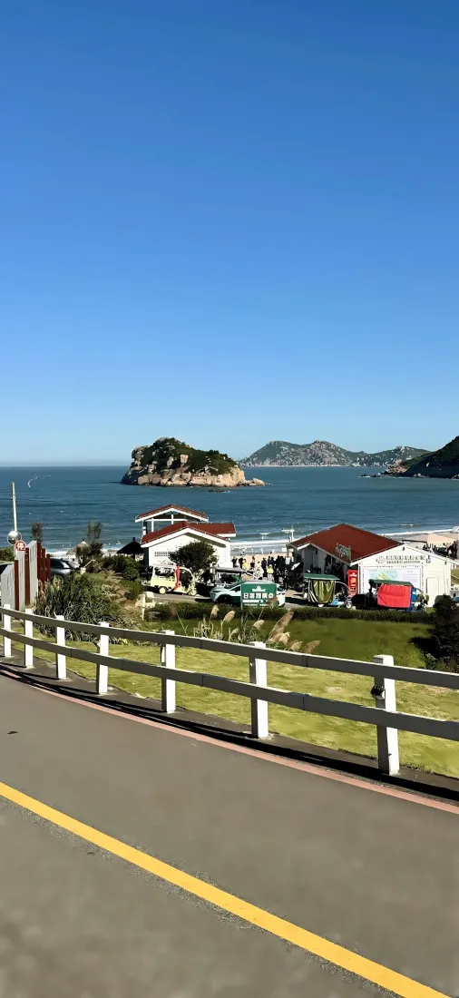 湖边房屋手机壁纸｜蓝天公路背景图片 - 治愈自然风光「哲风壁纸」
