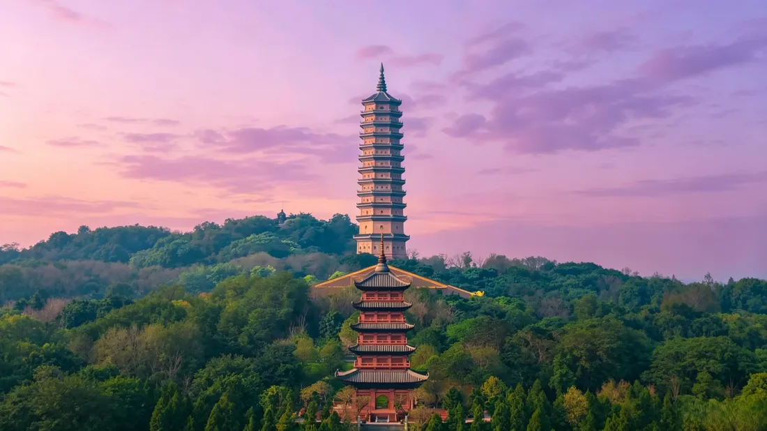 3k古塔山林壁纸｜黄昏粉天背景图片 - 古建筑自然风光「哲风壁纸」