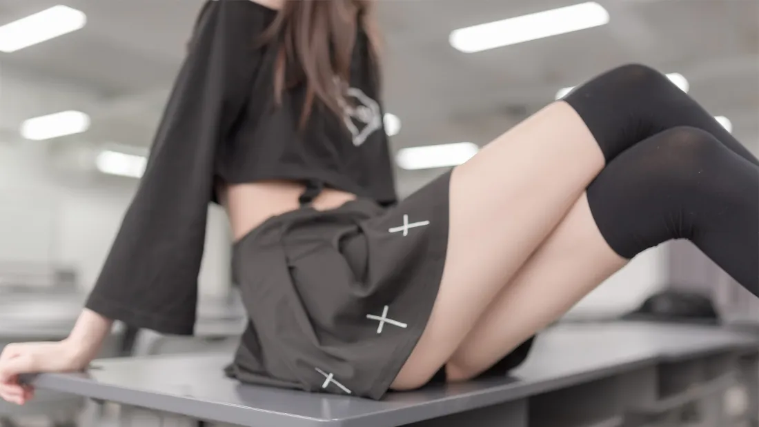 3k黑裙美女壁纸｜室内穿搭背景图片 - 酷飒丽人「哲风壁纸」