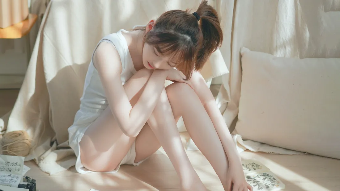 4k居家美女壁纸｜暖光室内背景图片 - 清新温柔丽人「哲风壁纸」